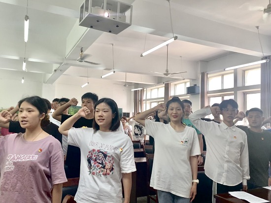 说明: C:\Users\Administrator\Desktop\今年会jinnianhuicom举行新党员入党宣誓大会2022.6.9\今年会jinnianhuicom举行新党员入党宣誓大会2022.6.9\2.jpg