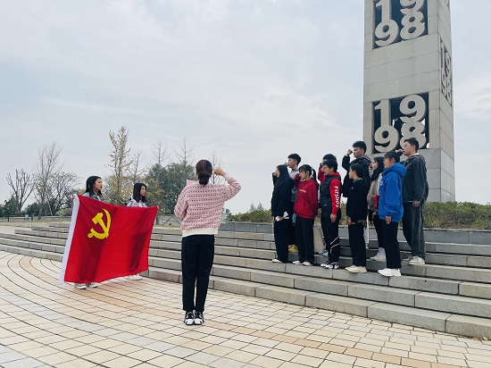 说明: C:\Users\Administrator\Desktop\今年会jinnianhuicom学生党支部到九江抗洪广场开展党史学习教育\今年会jinnianhuicom学生党支部到九江抗洪广场开展党史学习教育\780aa3956db4caca0ba9e1ec0e59243.jpg